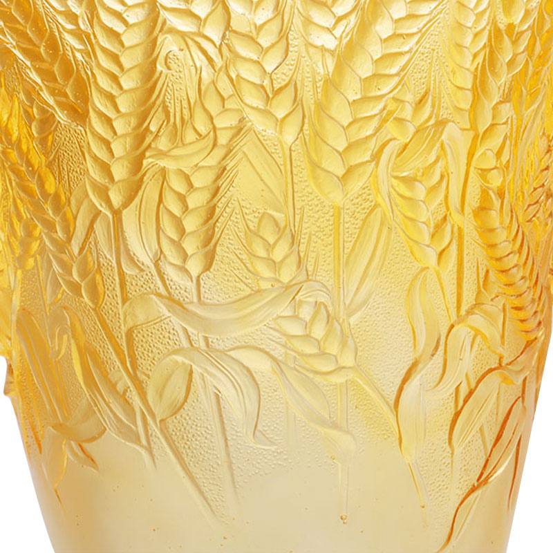 Váza z jantarového skla s reliéfními pšeničnými klasy