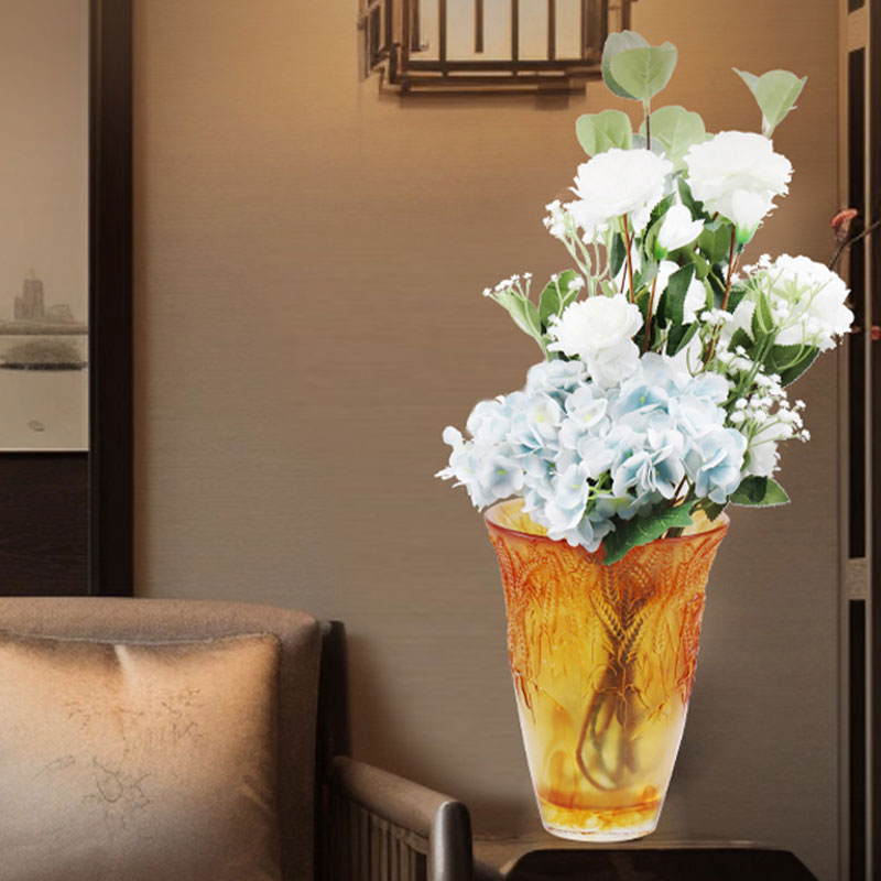 Váza z jantarového skla s reliéfními pšeničnými klasy