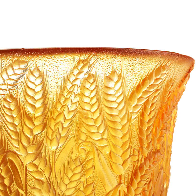 Váza z jantarového skla s reliéfními pšeničnými klasy