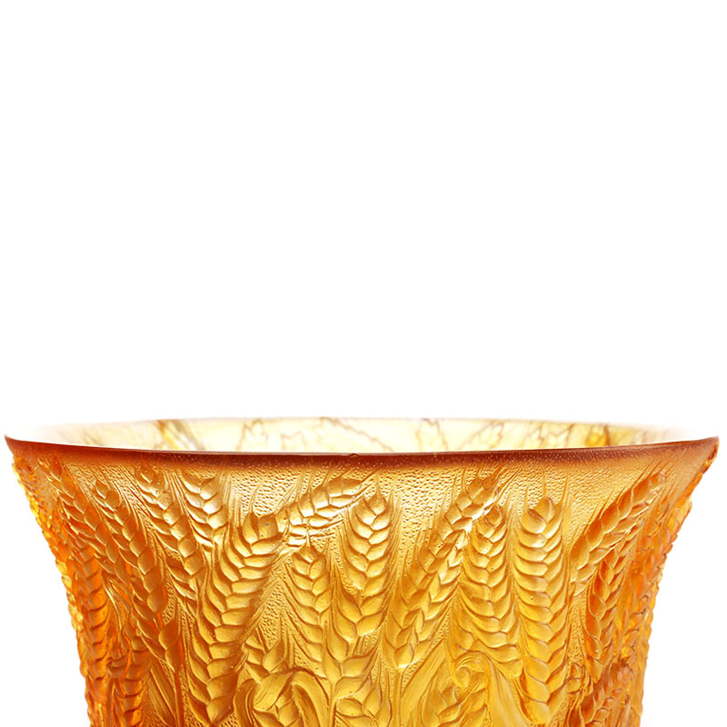 Váza z jantarového skla s reliéfními pšeničnými klasy