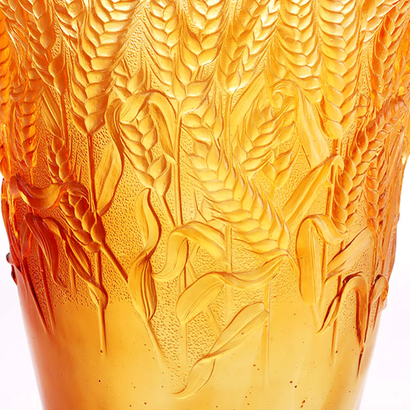 Váza z jantarového skla s reliéfními pšeničnými klasy