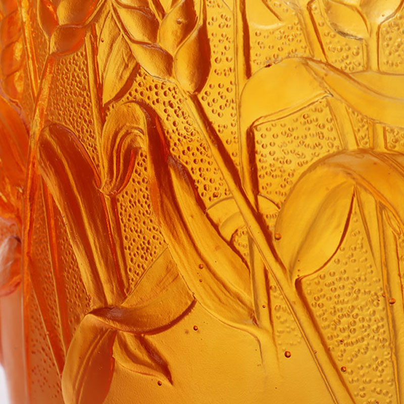 Váza z jantarového skla s reliéfními pšeničnými klasy