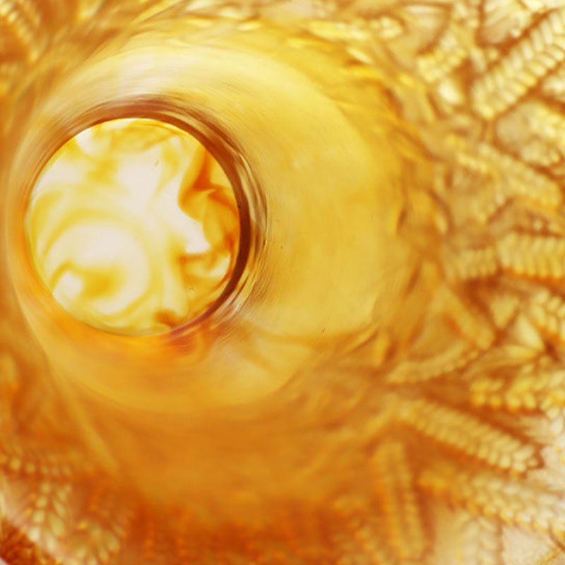 Váza z jantarového skla s reliéfními pšeničnými klasy