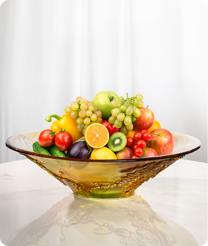 Skleněná nádoba se širokými ústy naložená ovocem